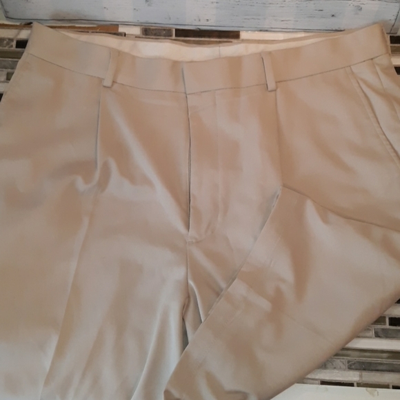 Walter Hagan 36 pleated front tan shorts - Picture 1 of 2